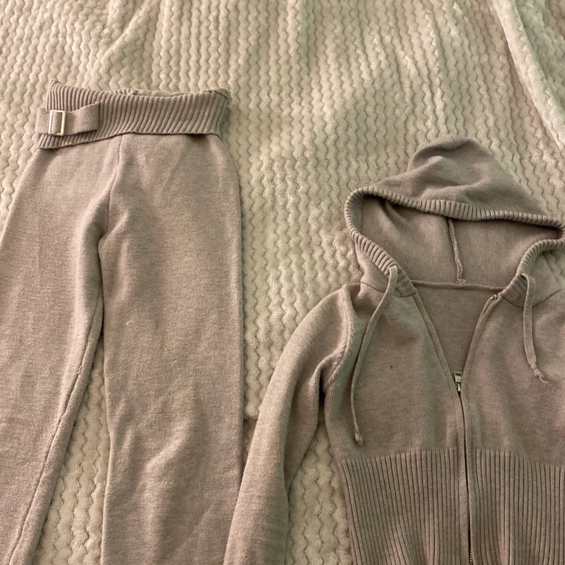 Beige stickade mjukisbyxor med bälte