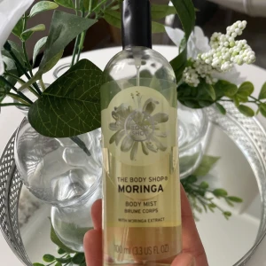 Moringa Body Mist från The Body Shop - Fräsch och blommig body mist med moringa-extrakt från The Body Shop. Kommer i en genomskinlig flaska med gul etikett och rymmer 100 ml. Perfekt för en uppfriskande doft under dagen. Ca 60% av produkten kvar så alltså mer en halva, köpte den för 200-400 kr och säljer för 40kr så väldigt billigt. Priset går alltid att diskutera, skriv ifall du vill ha bilder❤️🥰