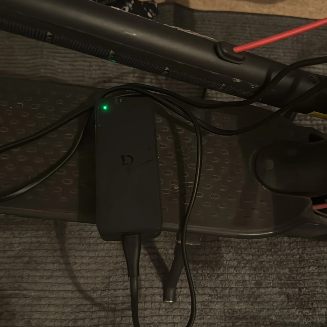 Svart elscooter med röda detaljer - 4