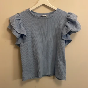 zara topp  - jätte söt blå topp från zara, köpt på sellpy för länge sen men aldrig använt. 