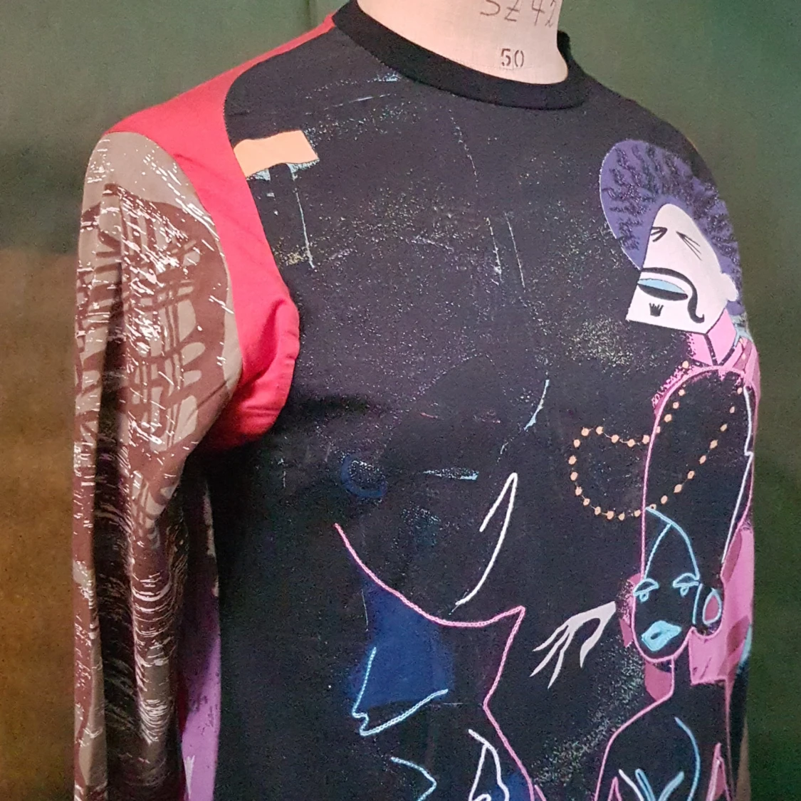 Färgstark långärmad tröja med grafiskt tryck - 1