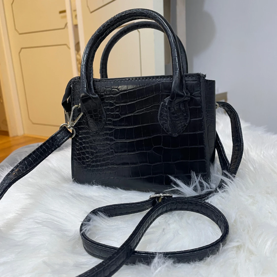 Svart axelväska med krokodilpräglat mönster