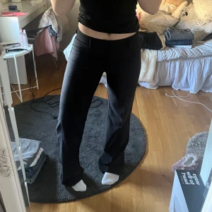 Svarta vida kostymbyxor - Kostymbyxor från madlady, är mycket använda men ändå i bra skick, därav också priset💕