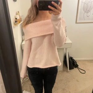 Stickad tröja - Jättefin rosa off shoulder tröja från Gina Tricot. Bra skick då jag bara använt några få gånger. Storlek L men passar även mig som vanligtvis brukar ha S om man vill ha lite mer overzized.