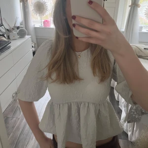Vit blus med knyt i ryggen från Zara - Jättefin blus från Zara med knyt i ryggen som är helt oanvänd. Perfekt nu till sommaren. Skriv gärna om ni har några frågor eller vill ha fler bilder!💕🌸