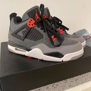 Air Jordan 4 Retro Dark Grey/Infrared - Säljer ett par Air Jordan 4 Retro i färgen dark grey/infrared. Köptes början av 2024 och har ändats använts en gång pga av att de tyvärr var för små. Troligen äkta köptes begagnade( helt nya) men är inget proffs. Storlek 39. Om ni har några funderingar är det bara att höra av er.