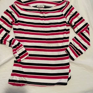 Randig långärmad topp från SuyMX - Säljer en trekvart topp från SuyMX med ränder. Tröjan har en båtringad hals och är figurnära i modellen💗 passar xs/s