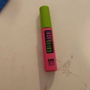 Maybelline Great Lash Mascara - Klassisk mascara från Maybelline i färgen svart. Förpackningen är rosa med grön kork och rymmer 12,5 ml. Ger volym och definition till fransarna med en ikonisk borste. Endast använd en gång ❤️