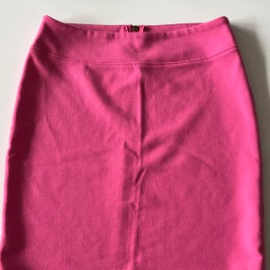 Rosa minikjol - Jättesnygg tight minikjol i Barbie rosa😍😍. Passar med allt