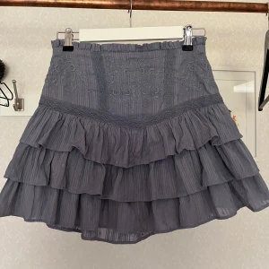 Blå volangkjol från MNG - Väldigt sparsamt använd så super bra skick!! Nypris 550💞