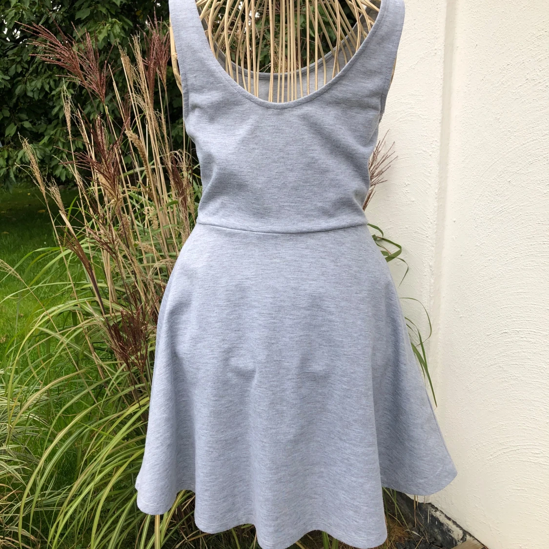 Grå ärmlös klänning med text - 1