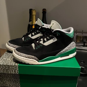 Air Jordan 3 Retro Black/Pine Green - Säljer ett par Air Jordan 3 Pine Green. Cond 8/10 storlek 45 (11). Supersköna schyssta jordans men ligger mest bara o används sällan så testar o sälja. Låda och allt ingår. Nypris 3000!