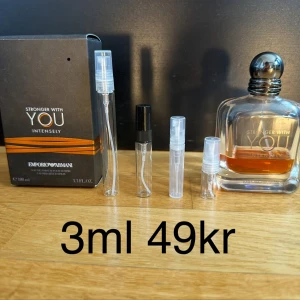 Emporio Armani Stronger With You Intensely edp - Säljer Emporio Armani Stronger With You Intensely, en herrparfym med doftnoter av vanilj, sötma, amber och kanel. Perfekt för den som vill ha en varm, kryddig och långvarig doftupplevelse. Detta är en tjejmagnet ! Priset står för 3ml, 3ml är ungefär 30st sprays. Nypris ca 1300kr. FINNS I 2,3,5,10ML KOLLA PROFILEN FÖR ANDRA STORLEKAR ! 2ml 39kr | 3ml 49kr | 5ml 69kr | 10ml 119kr |