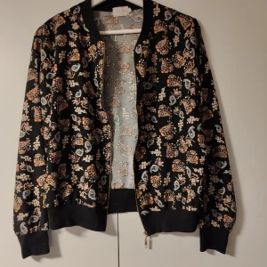 Tunn jacka/kofta - Enkel trevlig tunn jacka/kofta med dragkedja. 