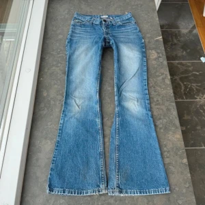 Lågmidjade bootcut jeans  - Såå snygga lågmidjade bootcut jeans som jag köpte på Vinted men tyvärr passade dom inte. Midjemåttet tvärsöver: 35cm Midjehöjd:20cm Innerbenslängd:76cm🫶🏼