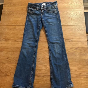 Gina tricot blue jeans.’ - Blåa väldigt fina jeans från Gina Young bootcut. Säljer på grund av att jag har utväxt. Som nya men använd som vanligt. En av mina favorit jeans med två fram knappar men knapplös backficka💕 inga skador fläckar eller hål. 