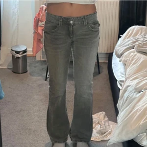 Lågmidjade bootcut jeans  - Gråa jeans med lågmidja i barnstorlek 164 men sitter som cs/s🩶