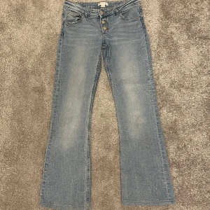 Gina Young jeans - Säljer dessa jätte fina Gina Young jeans som är tyvärr för små. Jeansen är ljus blåa och lågmidjade. De är även uppsydda ungefär 5 cm.