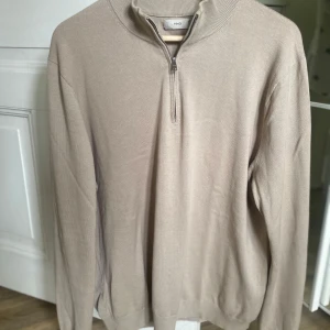 Stickad zip tröja  - En stickad zip tröja från Mango i mycket bra skick,  sparsamt använd. 