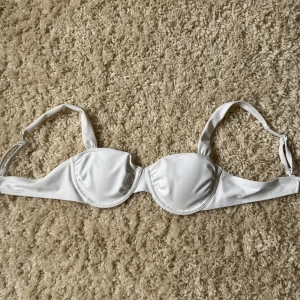 bikini överdel - ⭕️Ny men den är insydd ca 2 cm runt om då den var stor i storleken i omfång 