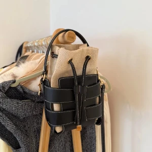 Svart och beige axelväska med snörning - Fin väska från HM i superbra skicka inga defekter 