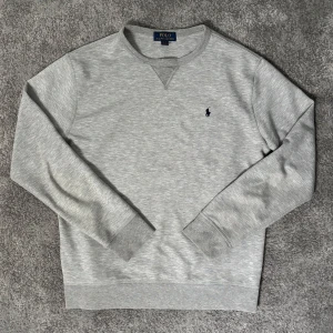 Ralph lauren Sweatshirt  - Säljer nu denna snygga Lauren tröjan, tröjan är i jättebra skick då tröjan inte är använd så mycket🙌🏼 Tvättlappen bortklippt pågrund av att den störde finns även tecken på att den satt där✅ (Storlek 18-20 vilket motsvarar S-M i herrstorlek) (Hör gärna av dig vid frågor🙌🏼)