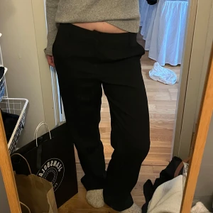 Svarta kostymbyxor med rak passform - Säljer ett par svarta kostymbyxor med baggy passform. Helt nya med prisplapp kvar.