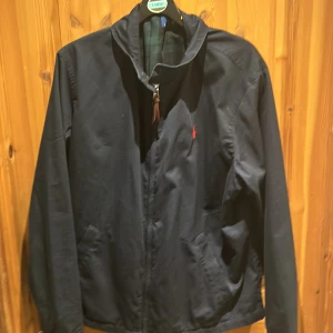 Ralph lauren jacka - Hej, säljer min Ralph Lauren jacka, den har använts några gånger så skicket är  alltså 7/10 , nypris 2200kr mitt pris 1250kr, hör av er vid frågor eller funderingar,