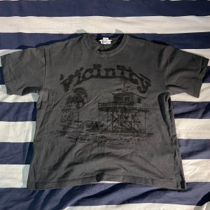 Vicinity t shirt M  - Vicinity t shirt i storlek M som är i mycket bra skick