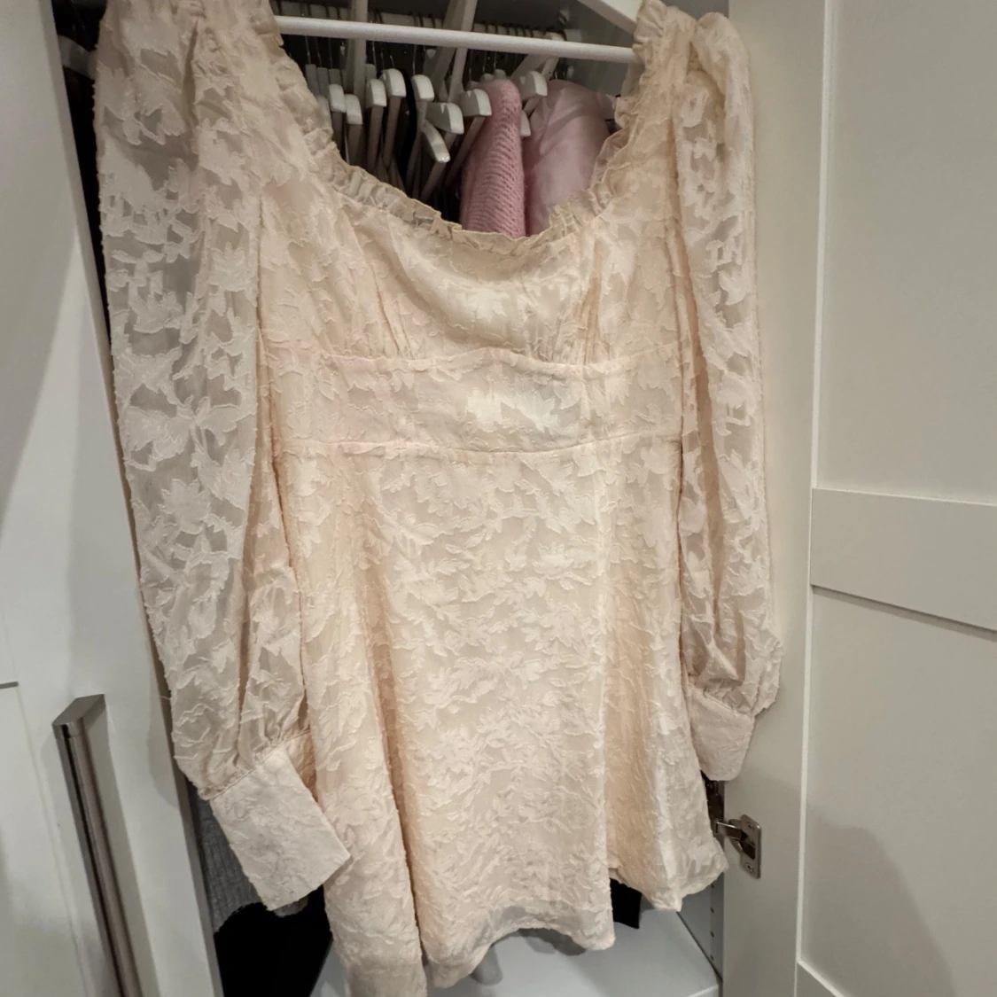 Ljusbeige spetsklänning med puffärmar - 2