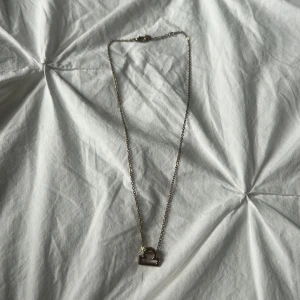 Guldigt/ roseguld halsband med stjärntecken Vågen - Jag säljer detta guld/roseguld halsbandet för att det inte kommer till användning. Rätt så kort halsband. Ej riktig guld/roseguld skulle säga mer guld än roseguld. Kontakta om du har mer frågor eller prisförslag.