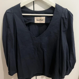 Mörkblå blus från Kerber - Super söt blus🩷