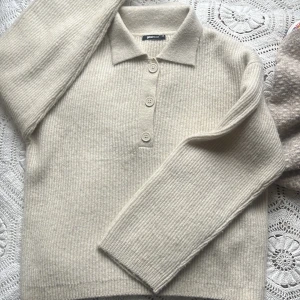 Beige stickad polotröja från Gina Tricot - Säljer en beige stickad polotröja från Gina Tricot med krage och tre knappar framtill. Storlek XS men passar även S ❤️❤️ Knappt använd!