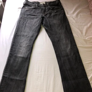 Grå jeans från Mustang  - Säljer ett par grå Mustang jeans med raka ben. 