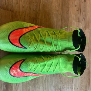 Nike mercurial fotbollsskor - Säljer ett par Nike mercurial i bra skick. Skicka om du har några funderingar! Mvh