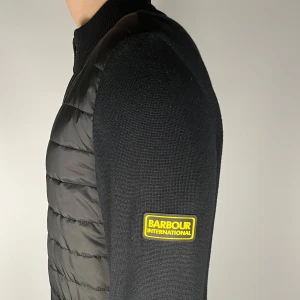 Barbour cardigan - En riktig snygg och trendig Barbour cardigan i fint skick, storlek M, vid frågor är de bara att skriva // 