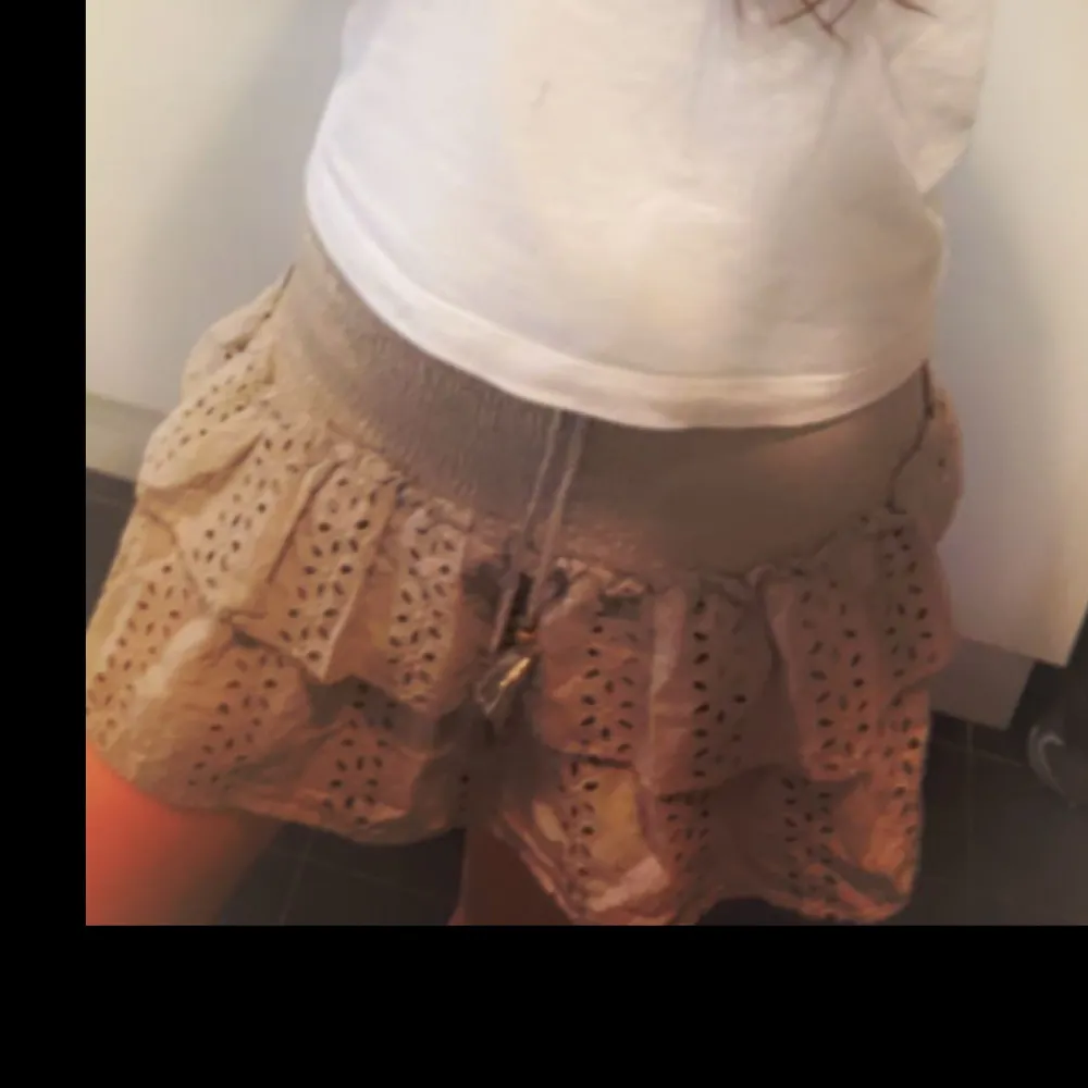 Supersöt ljusgrön kjol med volanger och broderade blommönster. Kjolen har smock i midjan och knytband med tofsar. Perfekt för en somrig och avslappnad look. Kjolen säljs inte längre och är eftertraktad därav pris! Tveka inte vid funderingar❣️. Hameet.