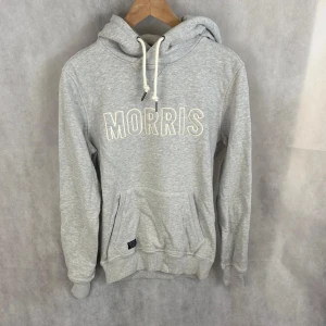 Morris hoodie  - Fint skick! Modellen är 185 och bär xs