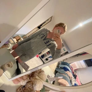  hoodie  - Mysig grå hoodie från Levi's med dragkedja och huva. Tröjan har långa ärmar och blå text med vita prickar. Bra skick!😇