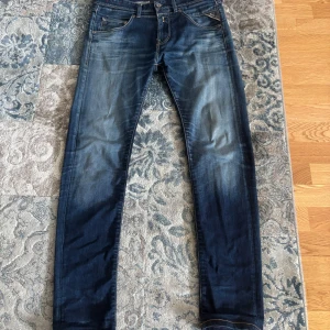 Replay Jeans - Säljer mina Replay MASIG jeans. Byxorna är i bra skick utan synliga defekter. Storlek 30/30. Sitter väldigt bra på och hsr en snygg wash. Priset är inte hugget i sten, skriv gärna vid intresse.
