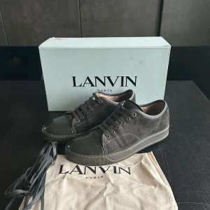 Lanvin skor - Lanvin captoe sneaker | Skick: 7/10. Alla originaltillbehör ingår | Storlek: 6, passar om du har runt 42 | Nypris: 4499 | Pris: 2299 | Fraktar via postnord eller instabox på köparens bekostnad | Hör av dig vid minsya fråga eller fundering 📩
