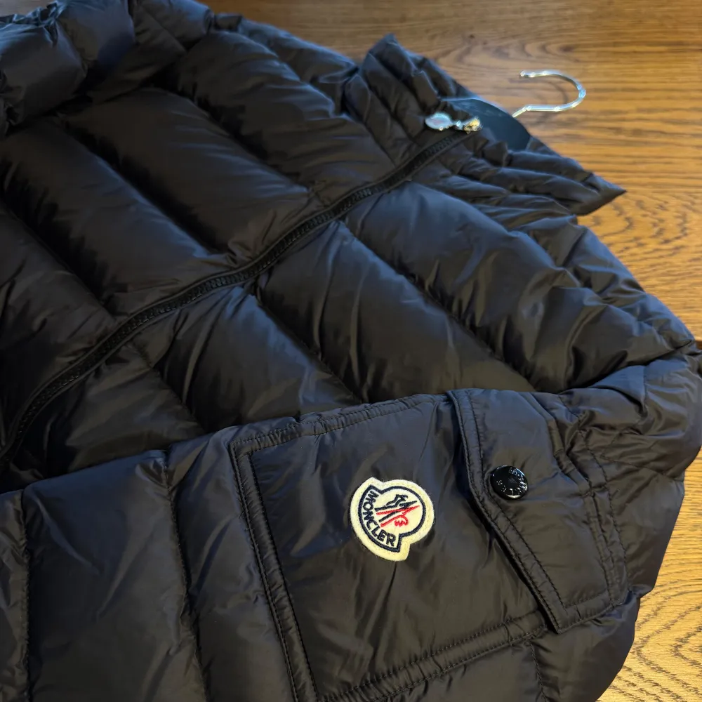 Moncler Agay i svart, helt ny! En toppen jacka som jag säljer billigt nu i slutet av säsongen. Köpt på vestiare collective för ca ett år sedan!!. Takit.