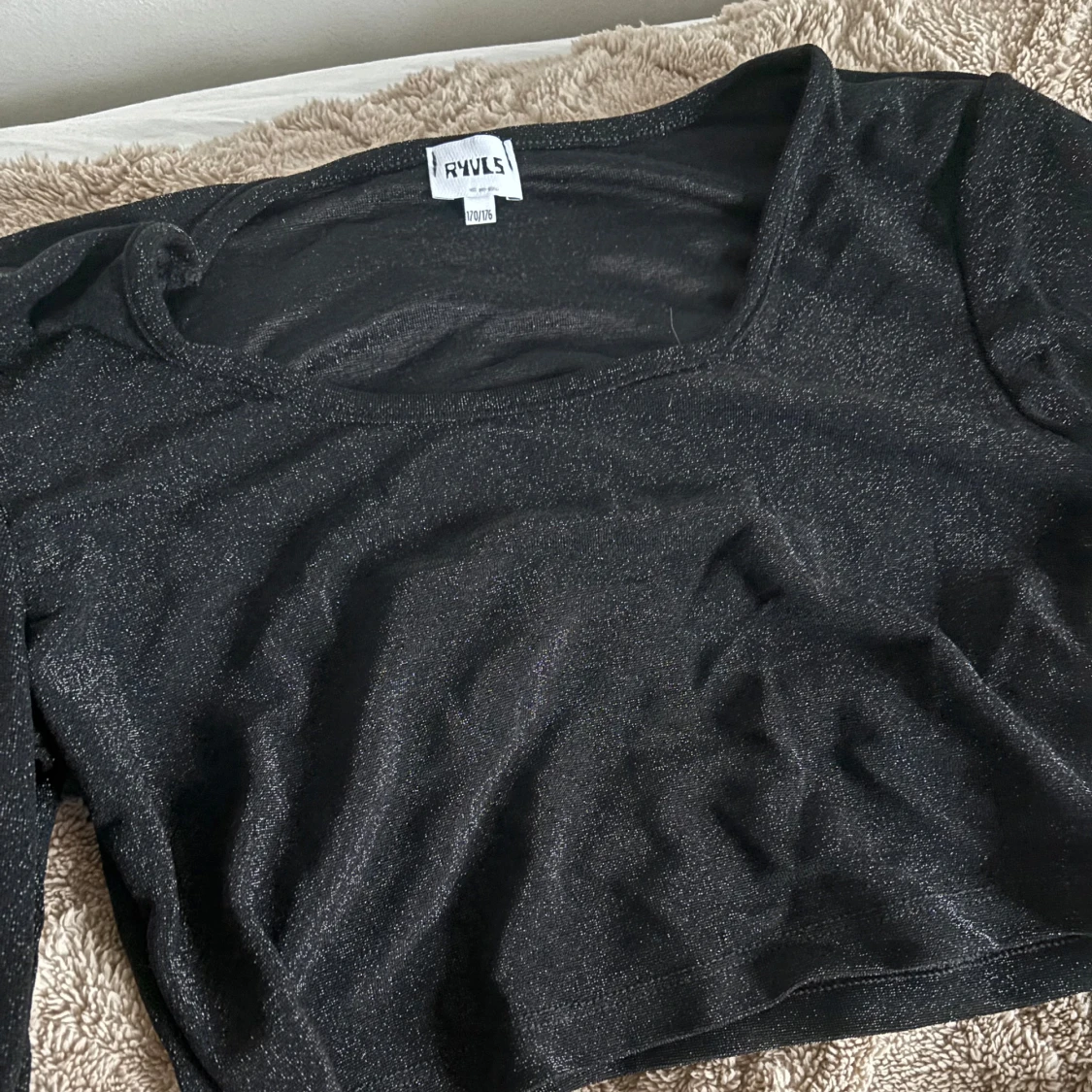 Svart glittrig croppad topp från RAVLS