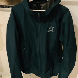 Mörkgrön vindjacka från Arc'teryx - Säljer en mörkgrön vindjacka från Arc'teryx