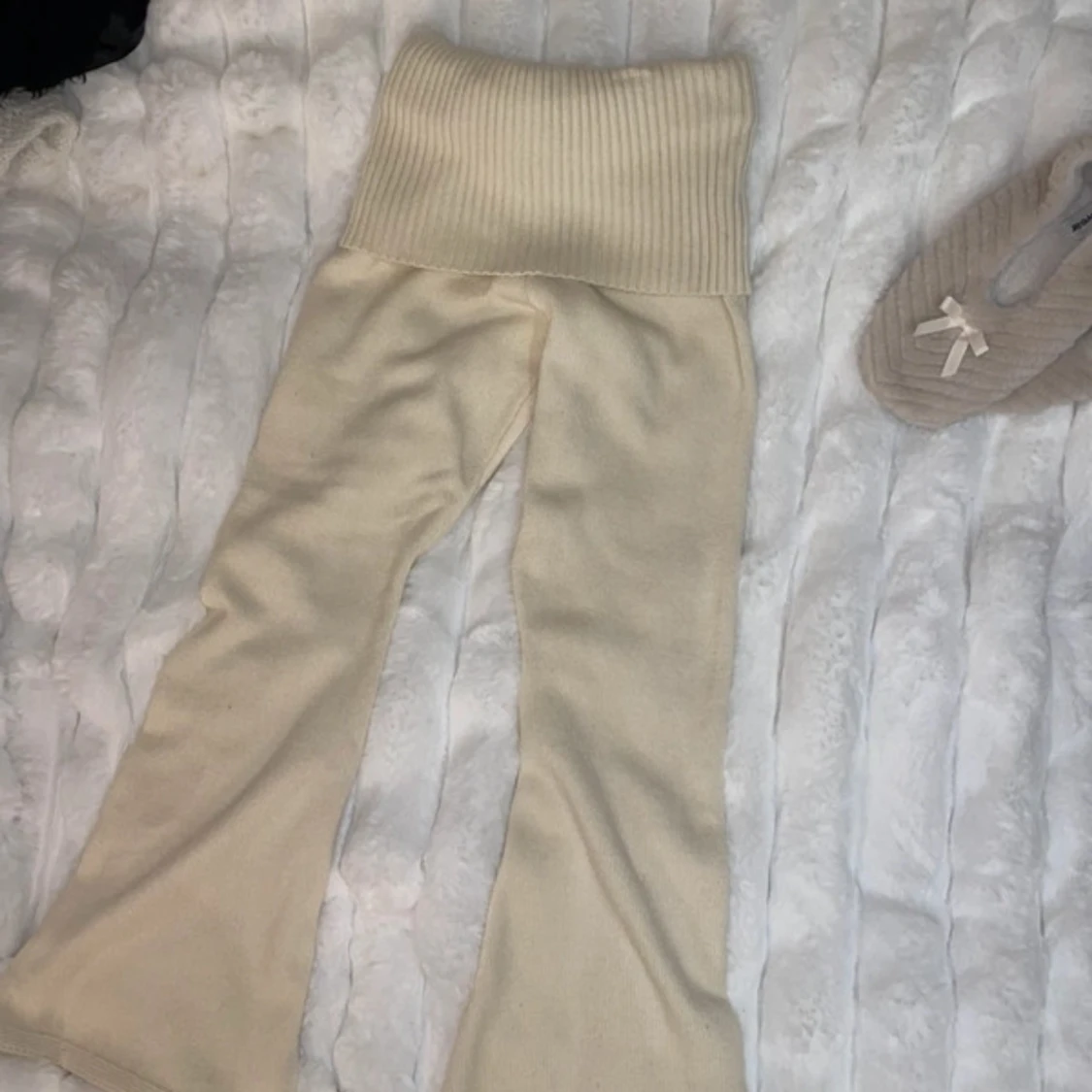 Beige stickade byxor med bred ribbad midja - 2