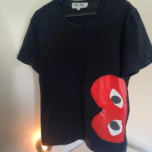 CDG T-shirt - CDG T-shirt i bra skick, hör av dig vi minsta fundering. /Svante