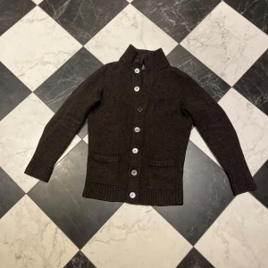 Alan paine cardigan  - Säljer nu min riktigt feta och stilrena cardigan från märket Alan Paine som är ett lyx märke från England den är i 100% lamb ull. Tröjan är i storlek 46 som motsvarar ungefär S, bra skick inga defekter alls, nypris ligger runt 2500 kr, bara att skriva vid funderingar osv👍🏼