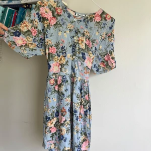 Blommig blå klänning - Somrig och härlig 