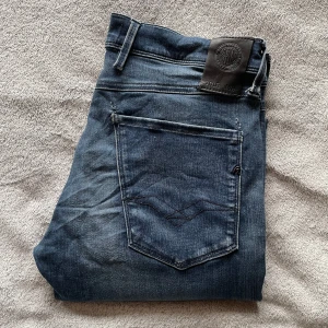 Replay Anbass Jeans - Riktigt snygga Replay Jeans i den populära modellen Anbass! 🙌Storlek = 31 | Skick = 8/10 | Nypris över 1700kr, mitt pris = 399kr! 🙌Jeansen har några få småhål på nedre delen av högra benet! Hör av er vid minsta fråga eller fundering! ⭐️