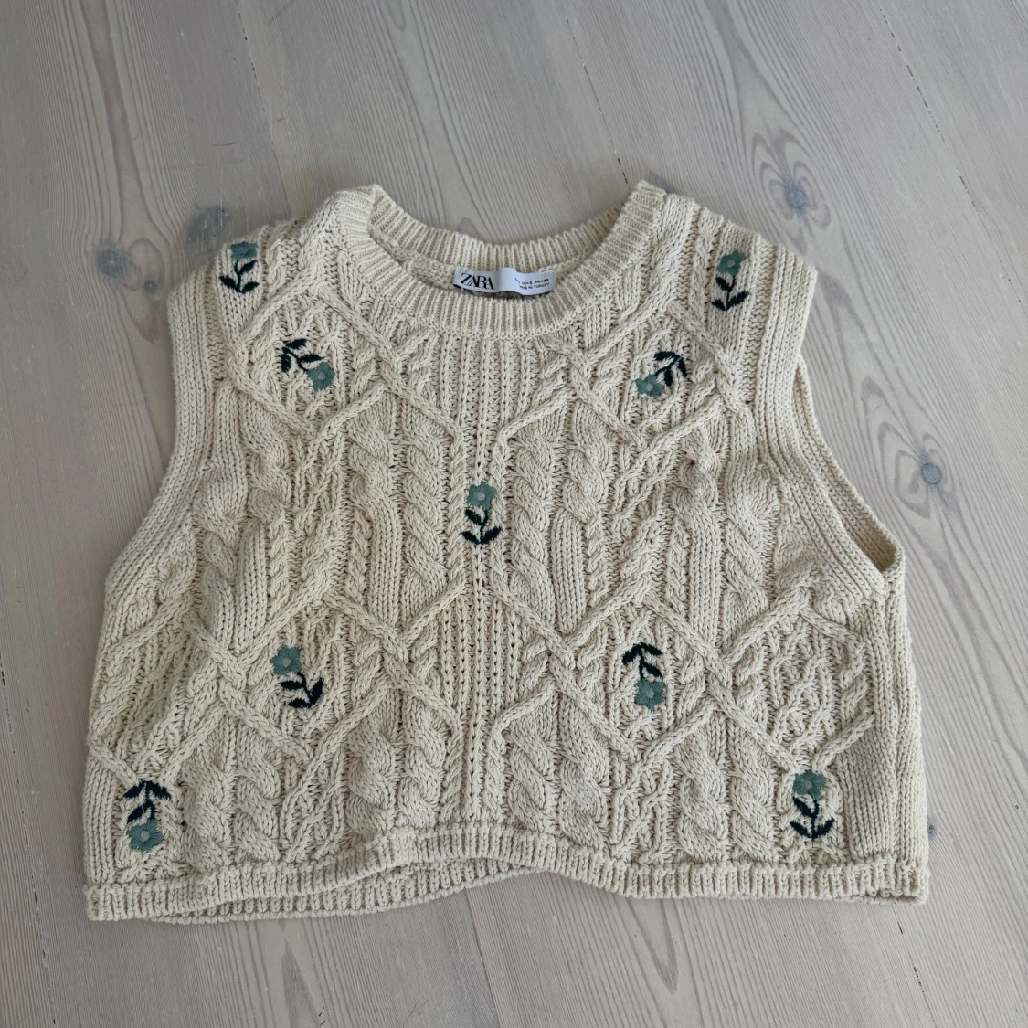 Stickad väst med broderade blommor från Zara - 1